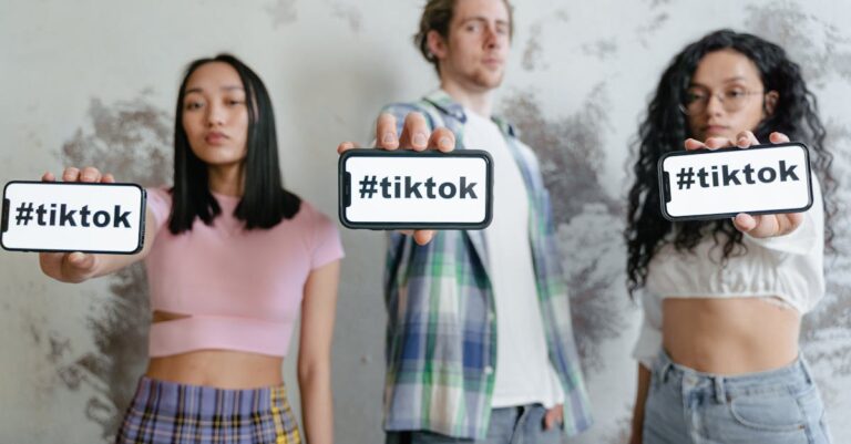 Illustration de TikTok, le piège numérique qui dicte vos lectures et vos vies tiktok-booktok-influence