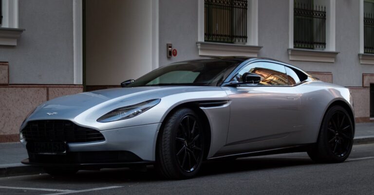 Illustration de Voiture irréparable : le cauchemar des frais de gardiennage Aston-Martin-accident-garage