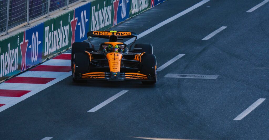 Illustration de Verstappen triomphe dans le chaos du GP d'Azerbaïdjan Baku-F1-accidents