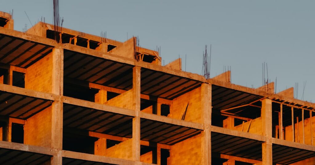 Illustration de Champigny-sur-Marne: L'Illusion d'une Reprise Immobilière Champigny-sur-Marne-urban-construction