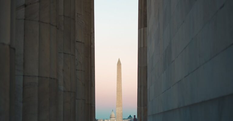 Illustration de L'assassinat de Charlie Kirk : l'Amérique au bord du gouffre Charlie-Kirk-memorial-Washington