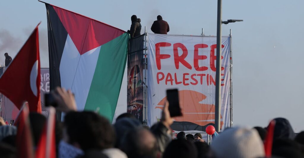 Illustration de Le maire de Corbeil-Essonnes, Bruno Piriou, embrase la controverse Corbeil-Essonnes-Palestinian-flags-controversy
