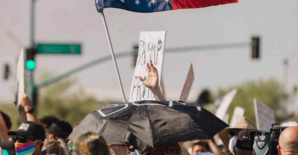 Illustration de Trump instrumentalise le meurtre de Kirk, transformant l'hommage en spectacle politique Donald-Trump-Arizona-rally