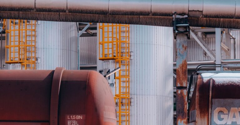 Illustration de Macron minimise l'impact des importations russes : une stratégie dangereuse ? Europe-Russian-oil-gas-pipeline