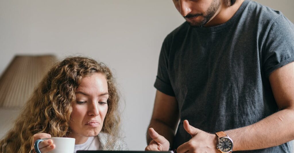 Illustration de La ruse du faux couple : une arnaque au logement qui dérange Fake-couple-apartment-search