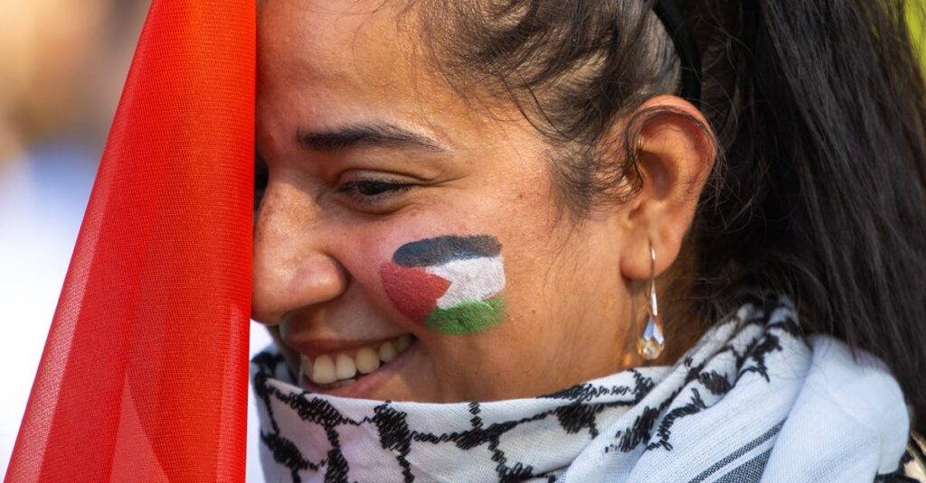Illustration de Drapeaux palestiniens sur les mairies : le veto controversé du Ministère French-municipality-Palestine-flag