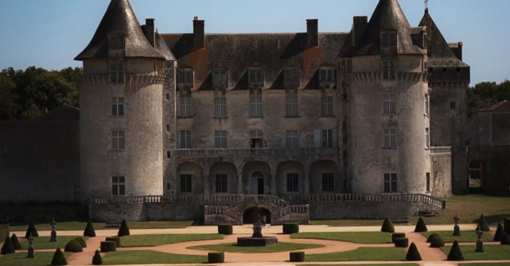 Illustration de Catastrophe imminente : les taux de crédit explosent, l'immobilier menacé French-real-estate-crisis