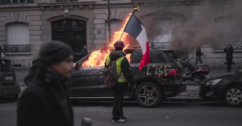 Illustration de Choc social en France : le travail face à l'incertitude et au chaos French-workers-protest-chaos