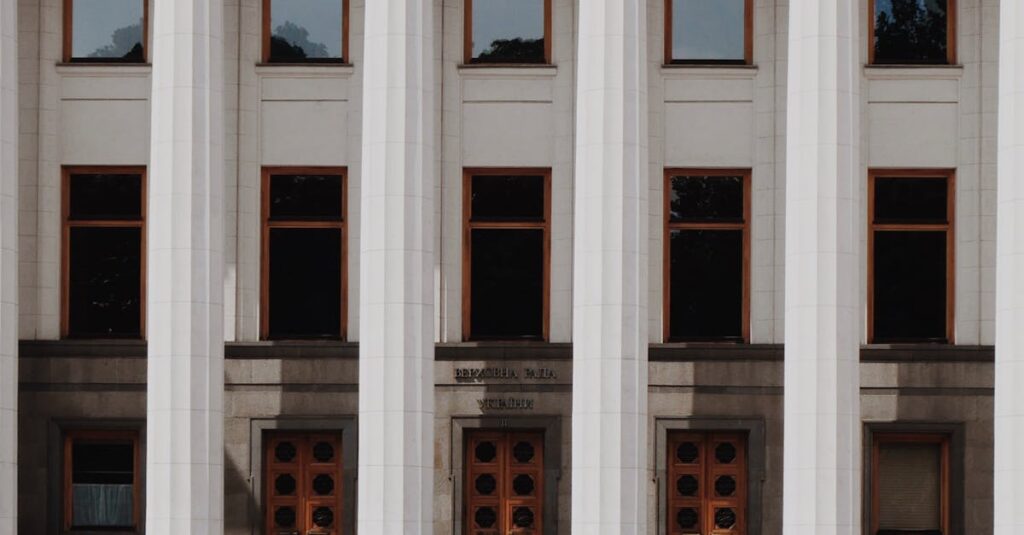 Illustration de Chaos à Kiev : Un bâtiment gouvernemental dévasté par les flammes Kiev-government-building-fire-1