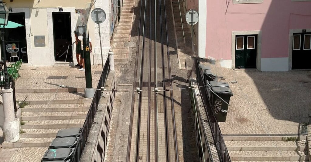 Illustration de Catastrophe à Lisbonne : le funiculaire de Gloria, un piège mortel Lisbon-Gloria-funicular-crash