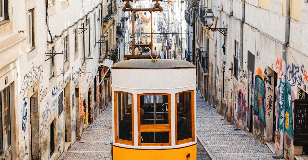 Illustration de Catastrophe à Lisbonne : le funiculaire de Gloria, un piège mortel Lisbon-funicular-accident