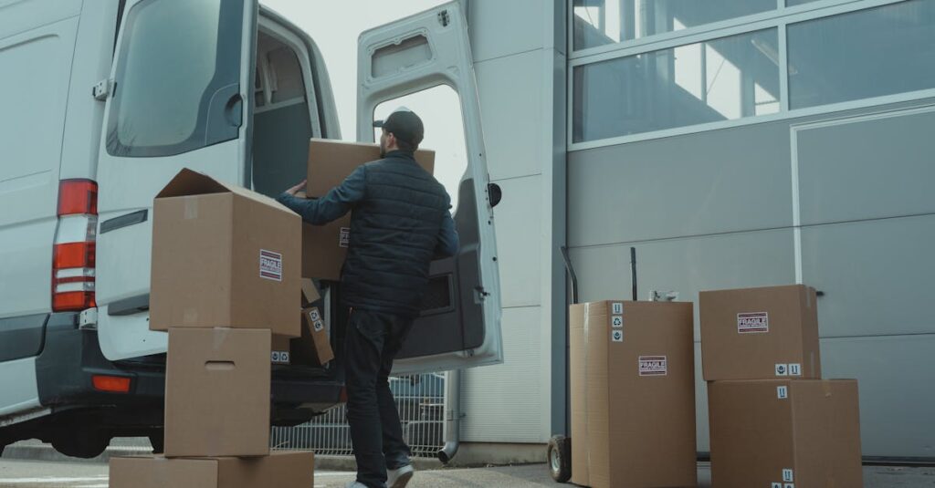Illustration de Chute dramatique du trafic postal vers les États-Unis Mail-truck-delivery-London