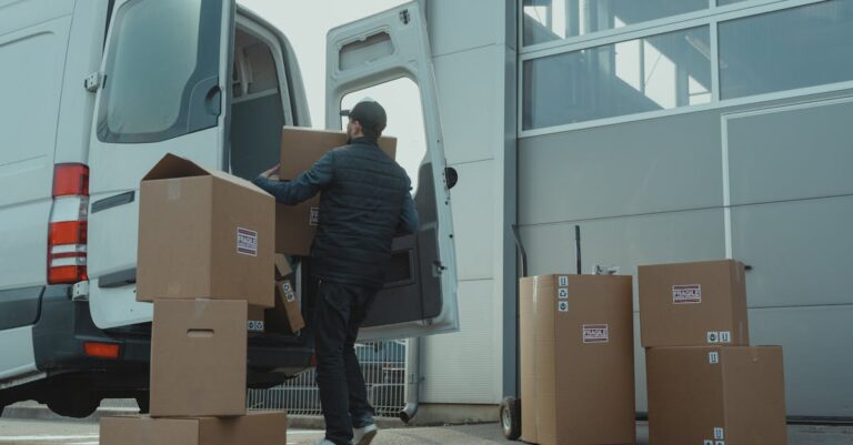 Illustration de Chute dramatique du trafic postal vers les États-Unis Mail-truck-delivery-London
