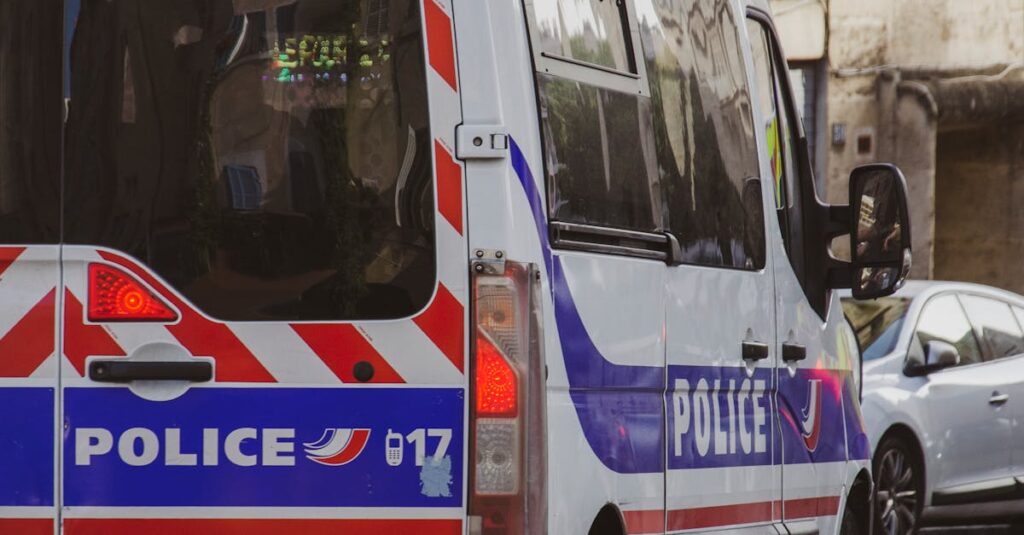 Illustration de Chaos à Marseille : un assaillant abattu après une folie meurtrière Marseille-stabbing-police-1