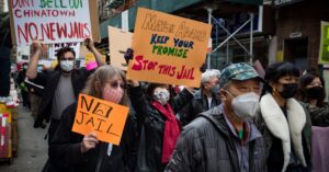 Illustration de Chaos à Téloché : un maire au bord du gouffre face aux gens du voyage Mayor-protest-campers