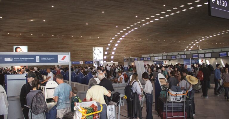 Illustration de Air France et ADP : L'odyssée cauchemardesque des bagages perdus Paris-airport-strike-luggage