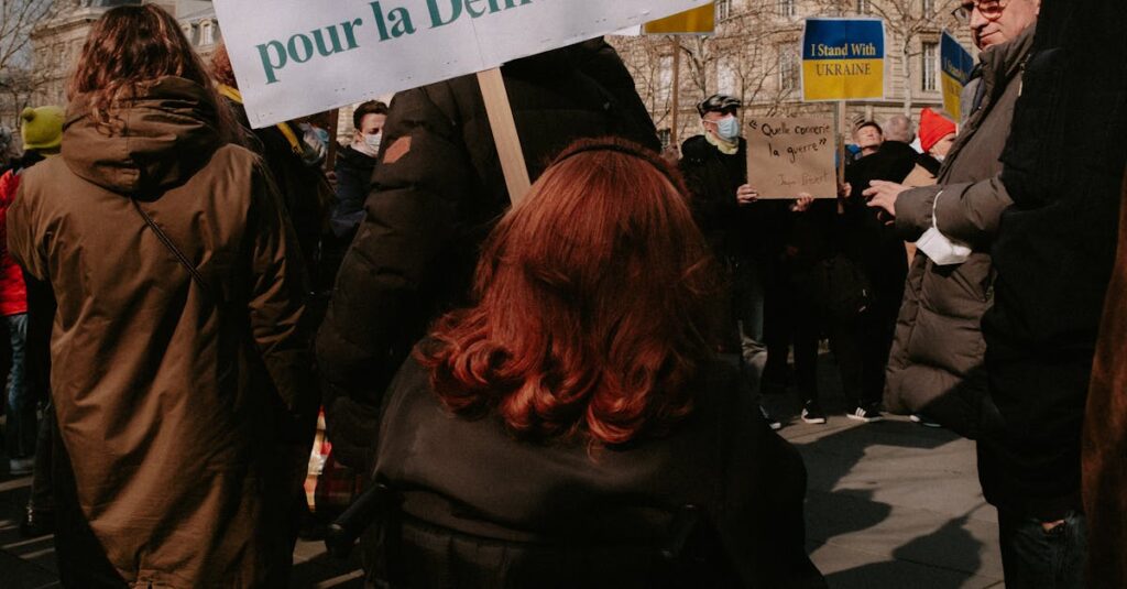 Illustration de Chaos politique à Paris : Barnier s'accroche, mais jusqu'où ? Paris-political-campaign