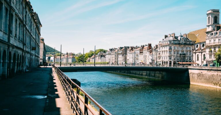 Illustration de Taxe Zucman : l'échec annoncé d'une illusion fiscale Protest-Besancon-streets-France