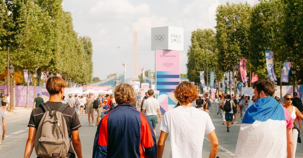 Illustration de Le Qatar s'empare des Champs-Élysées : une mainmise discrète Qatari-flag-Paris-avenue