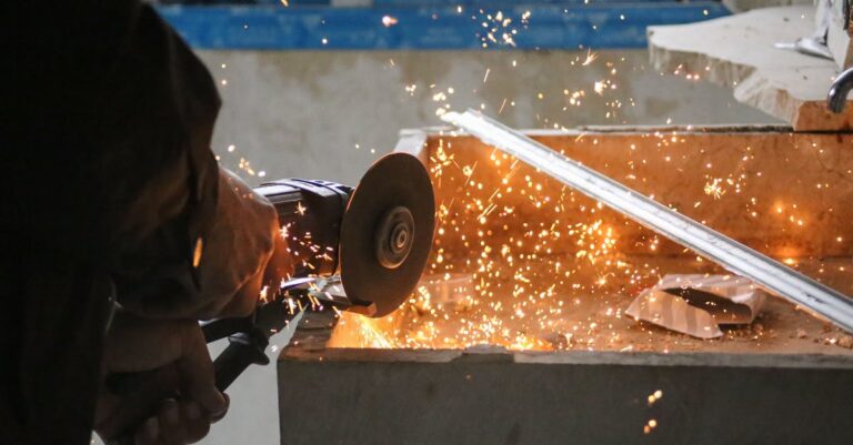 Illustration de Stellantis en chute libre : des milliers d'emplois menacés en Europe Stellantis-Poissy-factory-unemployment