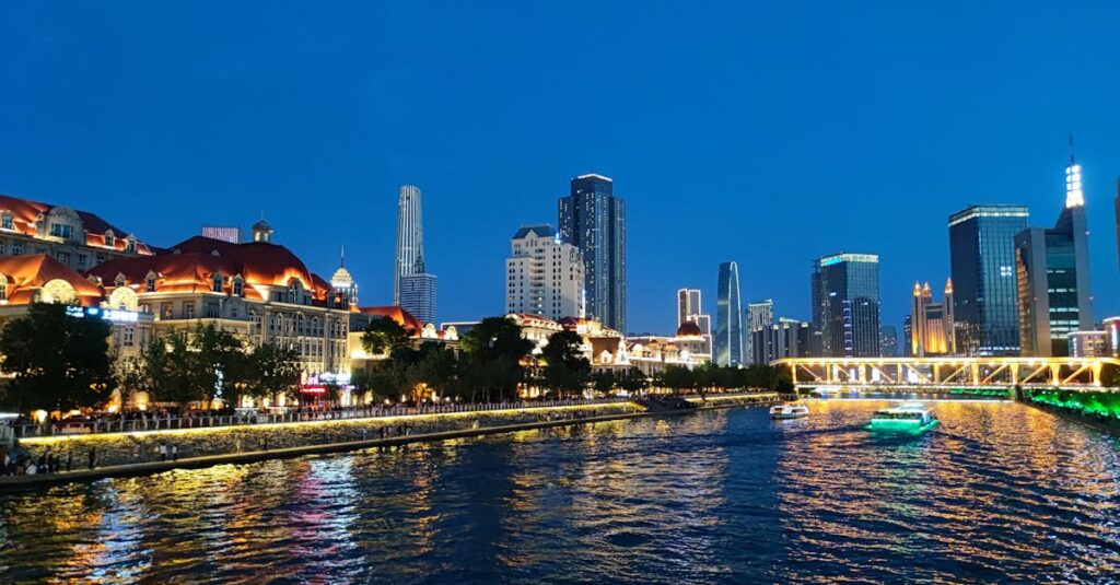 Illustration de Chine : des diplômés au chômage vendent de l'alcool dans la rue Tianjin-Haihe-river-night