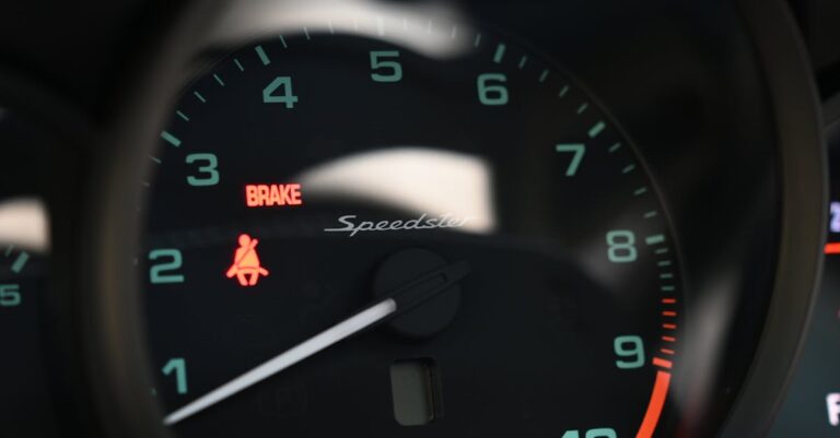 Illustration de Frein défaillant : Renault et Dacia sous le feu des critiques car-brake-defect-warning