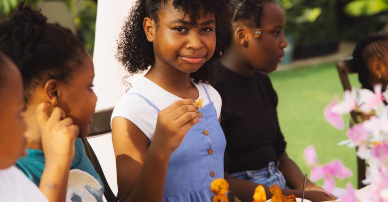Illustration de Aliments ultra-transformés : un poison dès l'enfance child-eating-processed-food