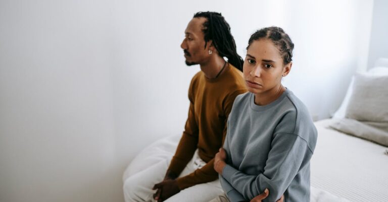 Illustration de Un Couple Détruit par le Silence: Quand le Désir S'Éteint couple-silence-bedroom