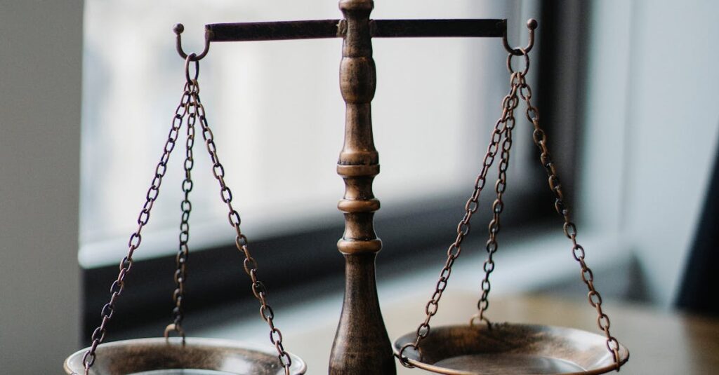 Illustration de Député RN déchu de sa particule nobiliaire courtroom-gavel-justice-1