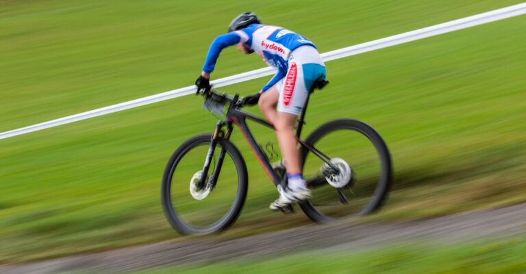 Illustration de Mondiaux Cyclisme: Le Parcours de la Souffrance à Kigali cyclist-struggling-uphill