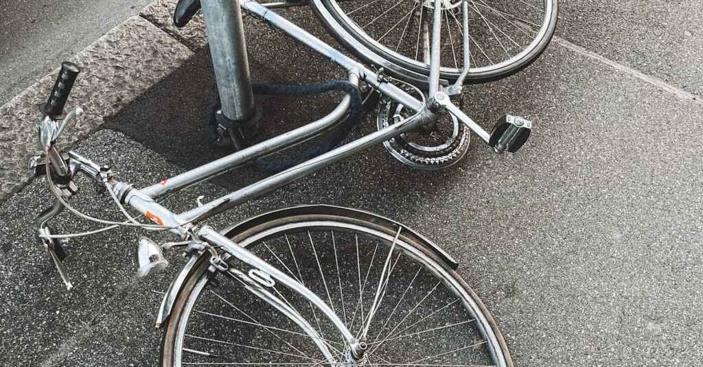 Illustration de Vols de vélos : la triste réalité des antivols inefficaces damaged-bicycle-lock