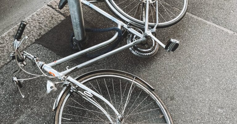 Illustration de Vols de vélos : la triste réalité des antivols inefficaces damaged-bicycle-lock