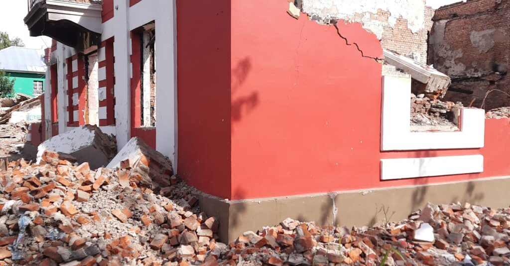Illustration de Héritage disparu : Quand la commune s'approprie vos biens demolished-house-ruin