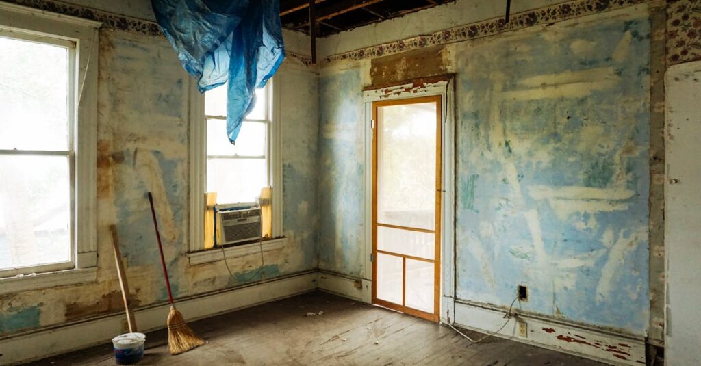 Illustration de Héritage disparu : la tragédie des biens “sans maître” demolition-house-legal-dispute