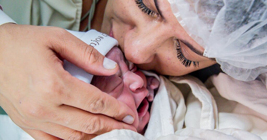 Illustration de Catastrophe sanitaire : la France sacrifie ses nourrissons précaires distressed-newborn-hospital