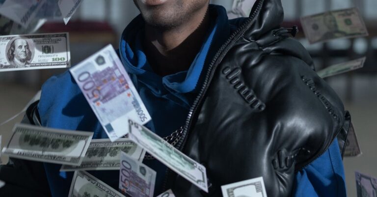 Illustration de Catastrophe monétaire : Le dollar triomphe, la livre s'effondre ! dollar-versus-pound-collapse