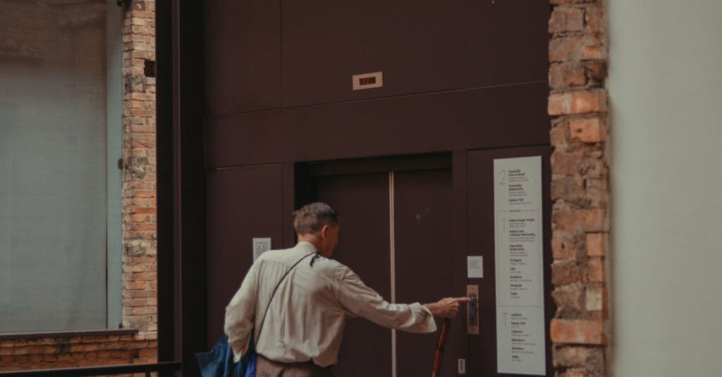 Illustration de La fin de la 2G menace des millions d'ascenseurs et de vies elderly-person-elevator-emergency