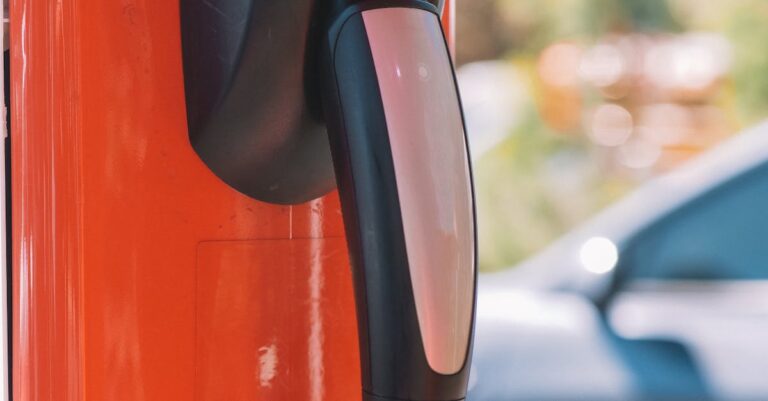 Illustration de Voiture électrique : le fiasco inévitable de 2035 se profile electric-vehicle-charging-station