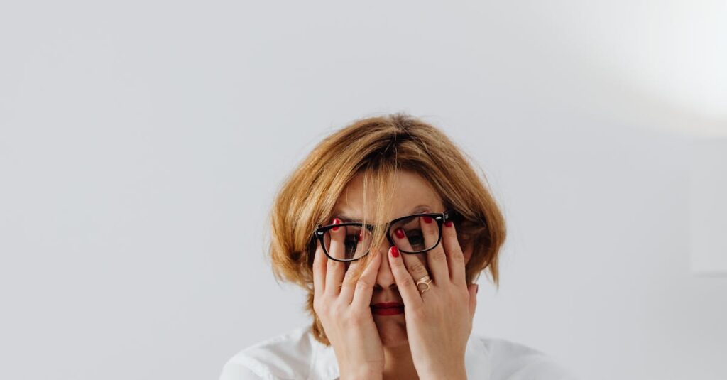 Illustration de Quiet hiring : l'illusion de la promotion interne employee-burnout-office