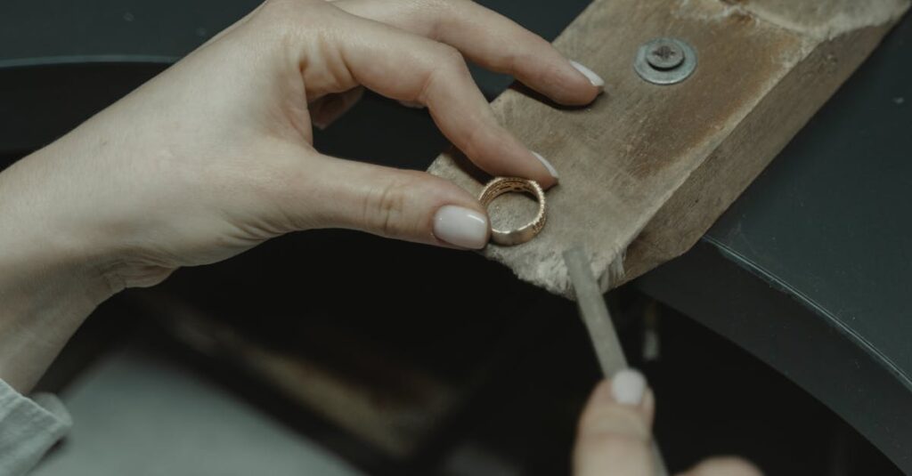 Illustration de Salariés : l'illusion d'un État sauveur face à la précarité employee-making-lace-Caudry