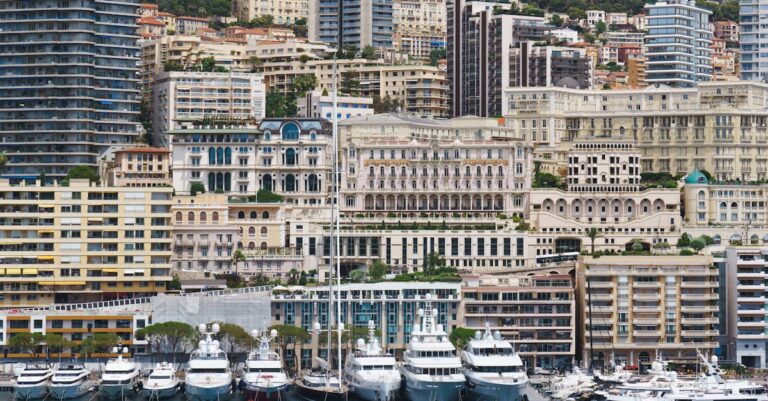 Illustration de Immobilier : le redressement illusoire d'un marché en souffrance empty-French-apartments