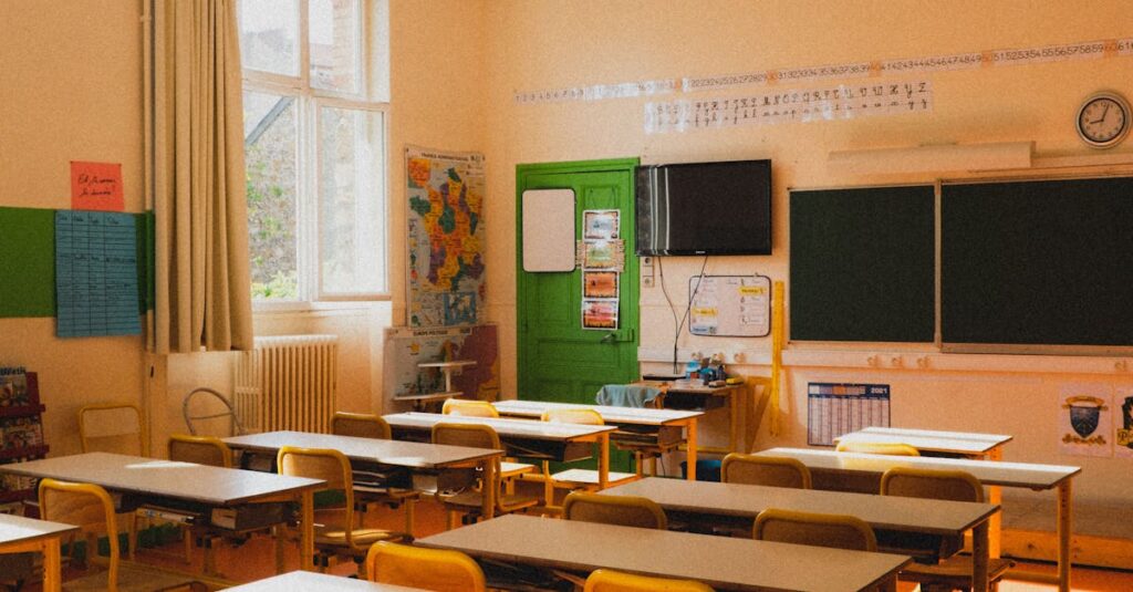 Illustration de Éducation : La stratégie des remplaçants, un échec programmé ? empty-classroom-France