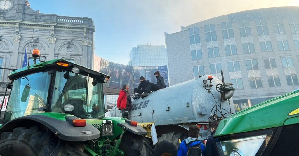 Illustration de Catastrophe en vue : l'UE valide l'accord Mercosur malgré la fureur agricole farmers-protest-Brussels