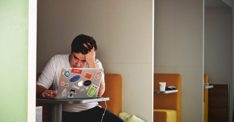 Illustration de Indépendants : Le piège caché des banques en ligne freelancer-struggling-finances