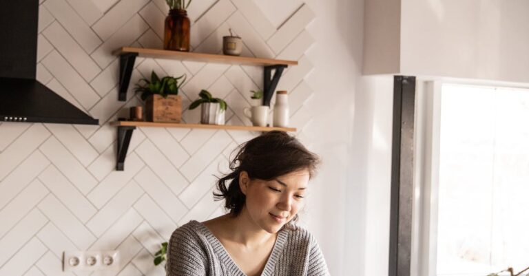 Illustration de Stages et faux espoirs: la jeunesse sacrifiée sur l'autel de l'emploi job-search-desperation-youth