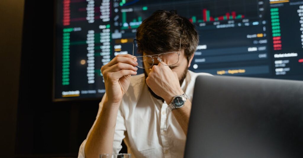 Illustration de Un avocat ruine par Meta, Zuckerberg attaque le géant man-frustrated-computer
