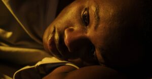 Illustration de Insomnie : Votre cerveau vieillit-il prématurément ? man-struggling-insomnia-night