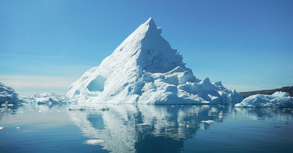 Illustration de Groenland : L'île prise au piège entre fonte dramatique et appétits étrangers melting-glacier-Greenland