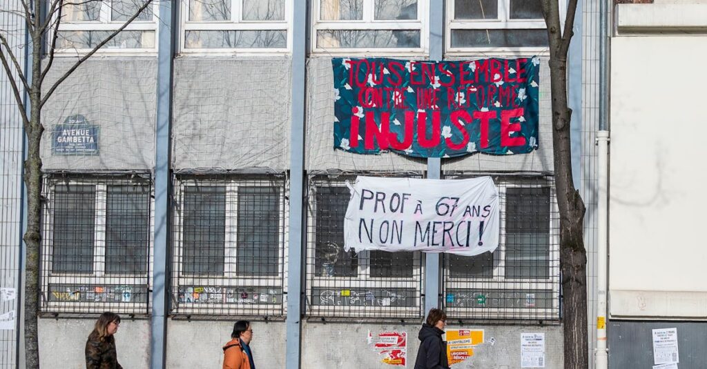 Illustration de La colère gronde : le peuple dénonce l'hypocrisie du pouvoir protest-signs-Paris