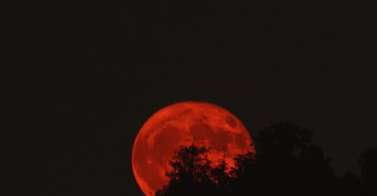 Illustration de La terrifiante Lune de Sang : un spectacle rare et menaçant red-moon-eclipse-1